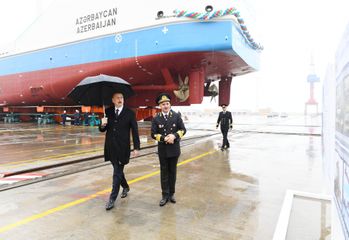 Prezident İlham Əliyev Bakı gəmiqayırma zavodunda inşa olunmuş ilk tankerin istismara verilməsi mərasimində iştirak edib  - YENİLƏNİB