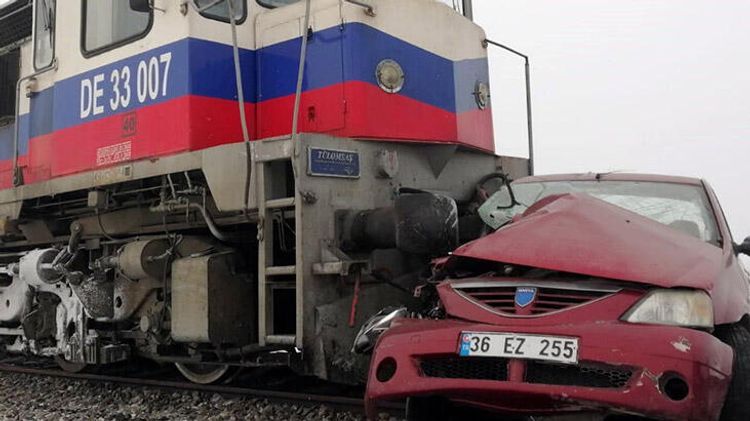 В Турции грузовой поезд столкнулся с автомобилем, погибли 3 человека