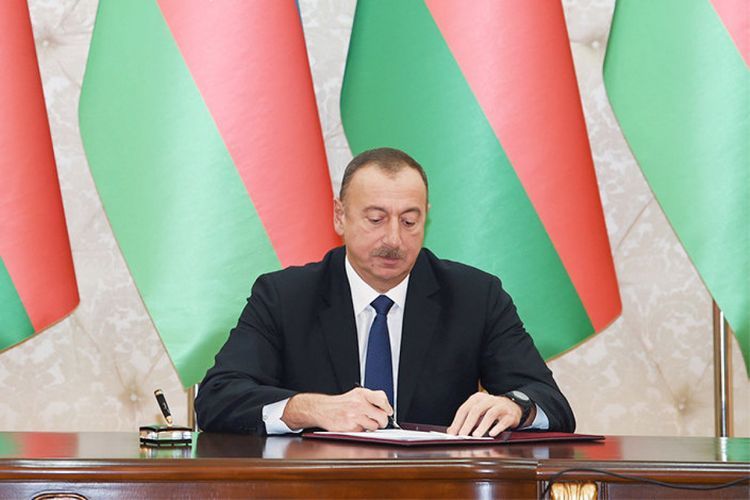 Президент Ильхам Алиев поздравил короля Бахрейна