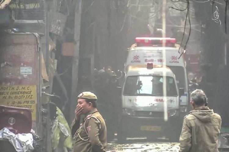 При пожаре в Нью-Дели погибли не менее трех человек 