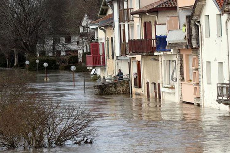 Во Франции десятки тысяч домов остались без электричества из-за непогоды