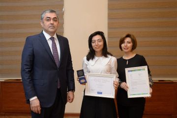 Nazir Ramin Quluzadə dünya üçüncüsü olan şagirdə medalı təqdim edib - FOTO