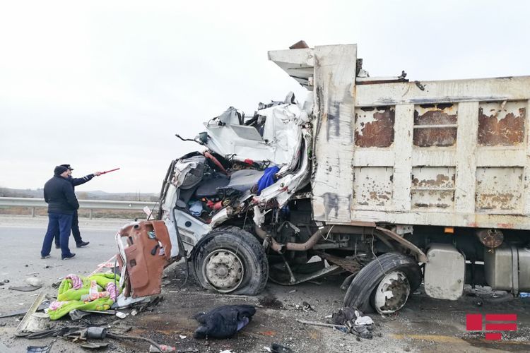 В Азербайджане грузовик врезался в железное ограждение, есть погибшие - ОБНОВЛЕНО-1