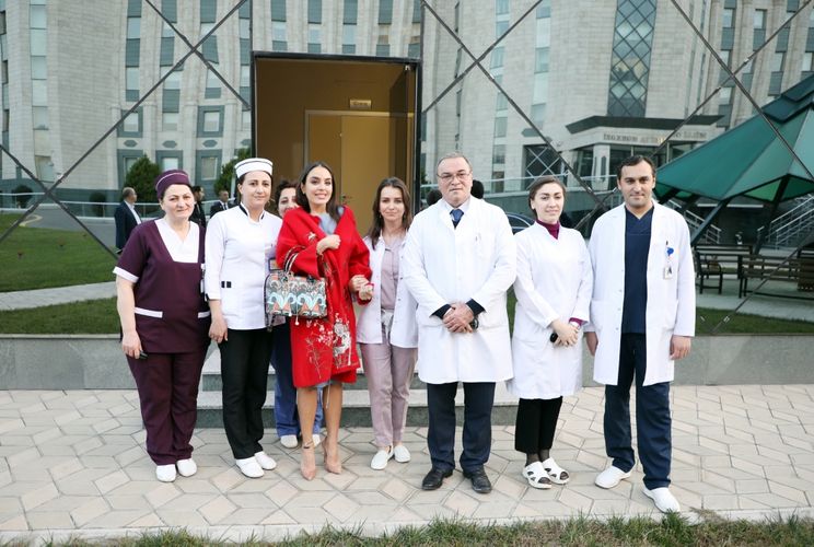 Heydər Əliyev Fondunun vitse-prezidenti Leyla Əliyeva Milli Onkologiya Mərkəzinin Uşaq Klinikasında olub