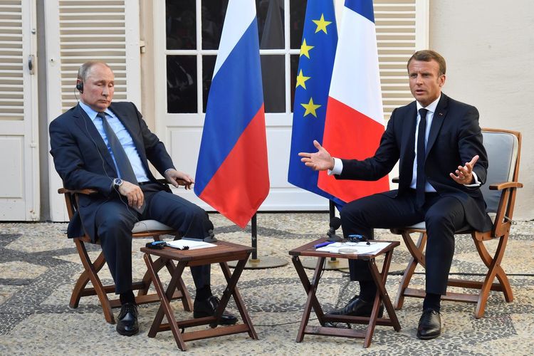 Putin və Makron arasında telefon danışığı olub