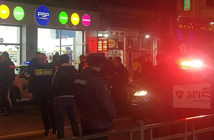 Gürcüstanda sürücü yol polisinin boğazını kəsib