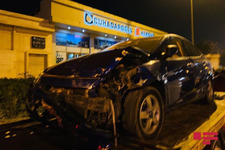 В Баку Lexus смял два автомобиля, есть раненый - ФОТО - ВИДЕО