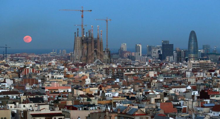 Almost 30 people injured in fire near Sagrada Familia in Barcelona 