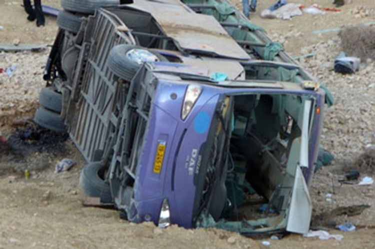 Kolumbiyada avtobus uçrumdan yuvarlanıb, 10 nəfər xəsarət alıb