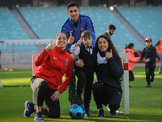 Bakı Olimpiya Stadionunda daun sindromlu uşaqlarla görüş olub - FOTOSESSİYA