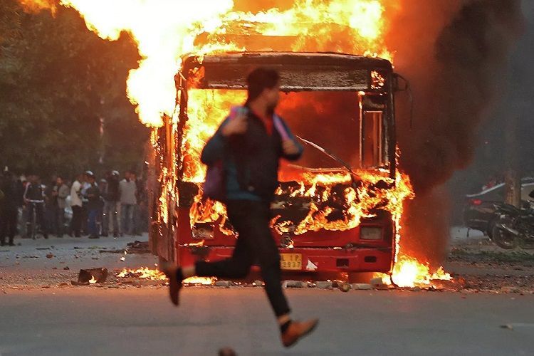 Число погибших во время протестов в Индии достигло 17 человек