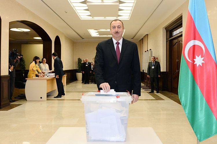  Президент Ильхам Алиев проголосовал в избирательном участке № 6 