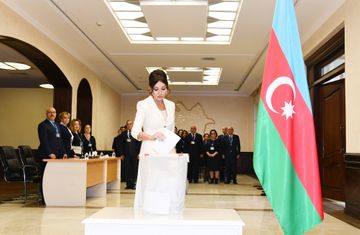 Azərbaycan Prezidenti İlham Əliyev 6 saylı seçki məntəqəsində səs verib