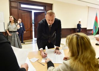 Azərbaycan Prezidenti İlham Əliyev 6 saylı seçki məntəqəsində səs verib