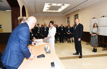 Azərbaycan Prezidenti İlham Əliyev 6 saylı seçki məntəqəsində səs verib