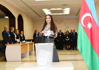Azərbaycan Prezidenti İlham Əliyev 6 saylı seçki məntəqəsində səs verib