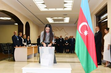 Azərbaycan Prezidenti İlham Əliyev 6 saylı seçki məntəqəsində səs verib