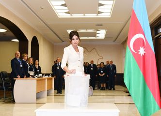 Azərbaycan Prezidenti İlham Əliyev 6 saylı seçki məntəqəsində səs verib