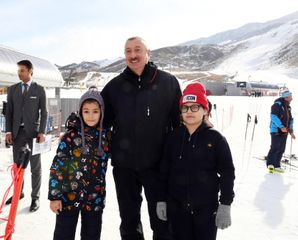 Prezident İlham Əliyev və Mehriban Əliyeva “Şahdağ” Turizm Mərkəzində görülən işlərlə tanış olublar  - YENİLƏNİB