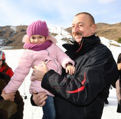 Prezident İlham Əliyev və Mehriban Əliyeva “Şahdağ” Turizm Mərkəzində görülən işlərlə tanış olublar  - YENİLƏNİB