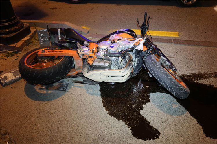 Мотоциклист сломал ногу при ДТП в Баку 