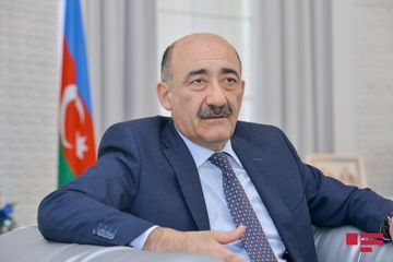 Əbülfəs Qarayev: “Evdə yazı masamın üstündə azı 4 kitab var”  - MÜSAHİBƏ