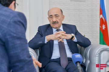 Əbülfəs Qarayev: “Evdə yazı masamın üstündə azı 4 kitab var”  - MÜSAHİBƏ