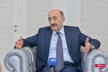 Əbülfəs Qarayev: “Evdə yazı masamın üstündə azı 4 kitab var”  - MÜSAHİBƏ