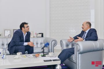 Əbülfəs Qarayev: “Evdə yazı masamın üstündə azı 4 kitab var”  - MÜSAHİBƏ