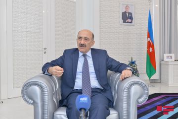 Əbülfəs Qarayev: “Evdə yazı masamın üstündə azı 4 kitab var”  - MÜSAHİBƏ