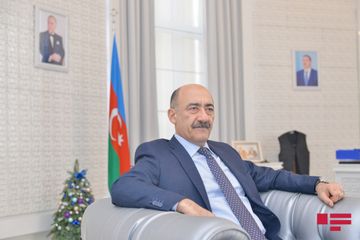 Əbülfəs Qarayev: “Evdə yazı masamın üstündə azı 4 kitab var”  - MÜSAHİBƏ