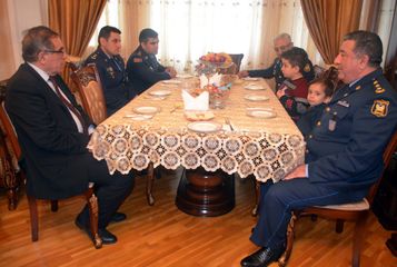 “Şücaətə görə” medalı hərbi pilot Rəşad Atakişiyevin ailəsinə təqdim olunub