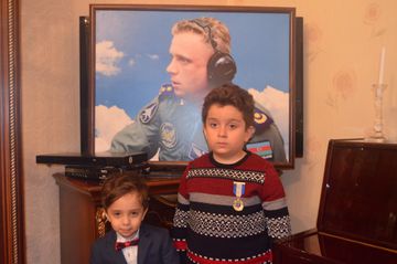 “Şücaətə görə” medalı hərbi pilot Rəşad Atakişiyevin ailəsinə təqdim olunub
