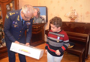“Şücaətə görə” medalı hərbi pilot Rəşad Atakişiyevin ailəsinə təqdim olunub