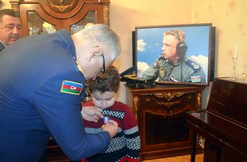 “Şücaətə görə” medalı hərbi pilot Rəşad Atakişiyevin ailəsinə təqdim olunub