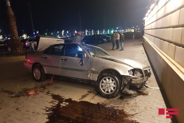 В Баку перевернулся Mercedes, пострадали двое - ФОТО - ВИДЕО