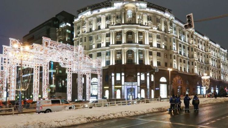 Moscow brings in artificial snow for New Year in mild winter