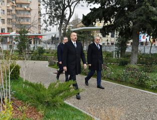 Prezident İlham Əliyev Bakının daha bir parkında aparılan yenidənqurma işləri ilə tanış olub - YENİLƏNİB