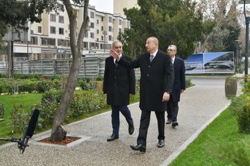 Prezident İlham Əliyev Bakının daha bir parkında aparılan yenidənqurma işləri ilə tanış olub - YENİLƏNİB