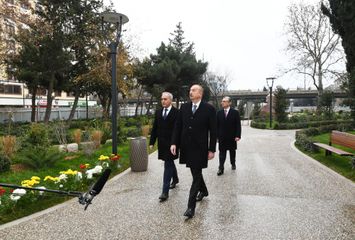 Prezident İlham Əliyev Bakının daha bir parkında aparılan yenidənqurma işləri ilə tanış olub - YENİLƏNİB