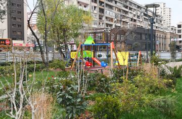 Prezident İlham Əliyev Bakının daha bir parkında aparılan yenidənqurma işləri ilə tanış olub - YENİLƏNİB