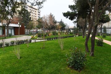Prezident İlham Əliyev Bakının daha bir parkında aparılan yenidənqurma işləri ilə tanış olub - YENİLƏNİB