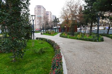 Prezident İlham Əliyev Bakının daha bir parkında aparılan yenidənqurma işləri ilə tanış olub - YENİLƏNİB