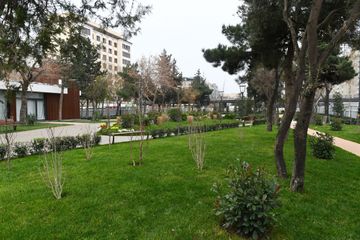 Prezident İlham Əliyev Bakının daha bir parkında aparılan yenidənqurma işləri ilə tanış olub - YENİLƏNİB