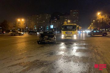 Bakı Nəsimi rayonunda iki avtomobil toqquşub - FOTO - VİDEO
