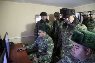 Müdafiə naziri aprel döyüşlərində azad edilmiş ön xətt mövqelərində olub - VİDEO