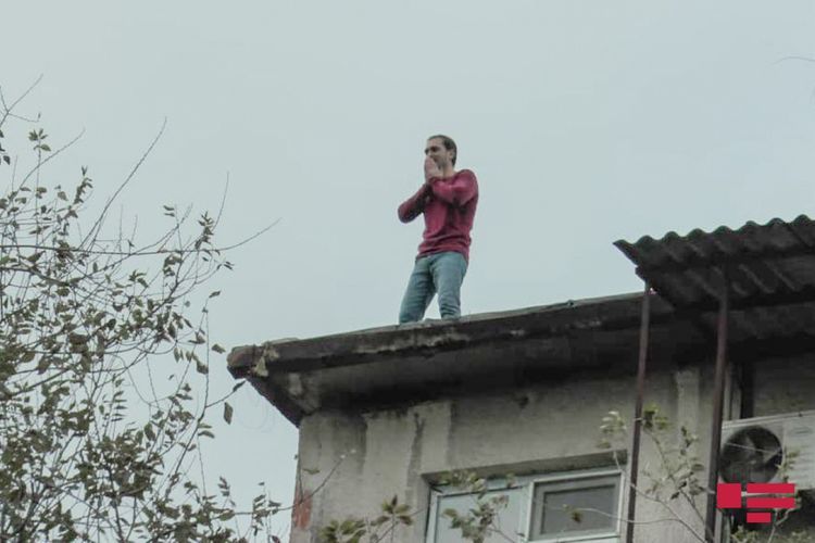 В Баку спасен человек, пытавшийся броситься с крыши здания - ФОТО  - ОБНОВЛЕНО