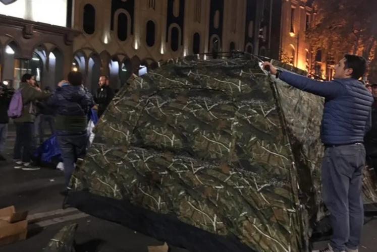Tbilisidə etirazçılar parlament binası qarşısında çadırlar qurub