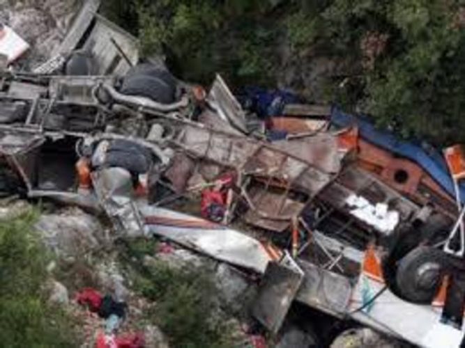В Непале 18 человек погибли после падения автобуса с обрыва