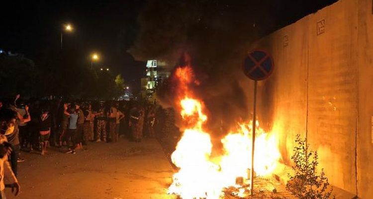 В Ираке демонстранты подожгли иранское консульство